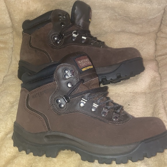 New Men’s Size 9 1/2 Northwest Territory Waterproof Boots. Brown/Black main image 3